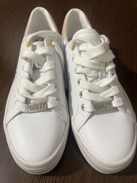 Adidași sport, Guess