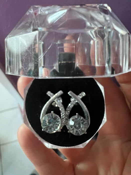 различни модели нови обеци с подарък кутийка.