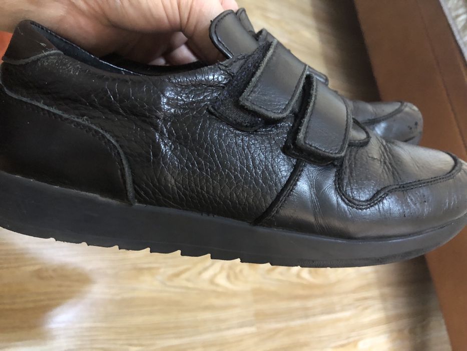 Продаются ботинки.