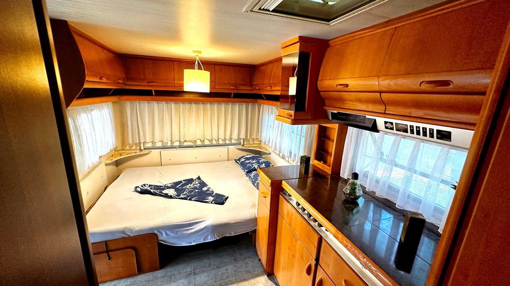 Продава се уютна каравана с веранда в къмпинг Атлиман край Китен