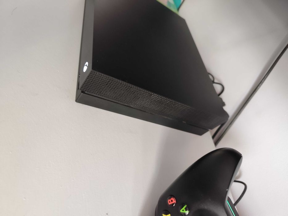 Xbox One X 1TB + игри