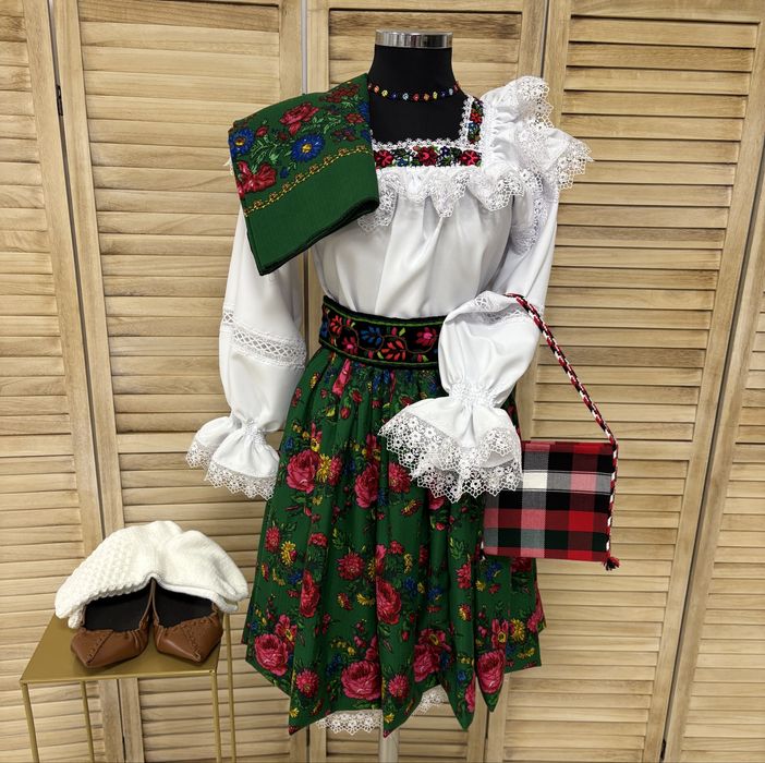 Costum traditional/popular pentru femei de Maramures autentic complet