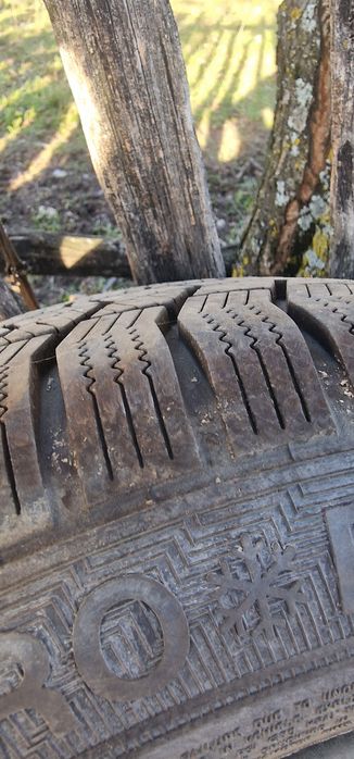 Vând cauciucuri cu tot cu jante