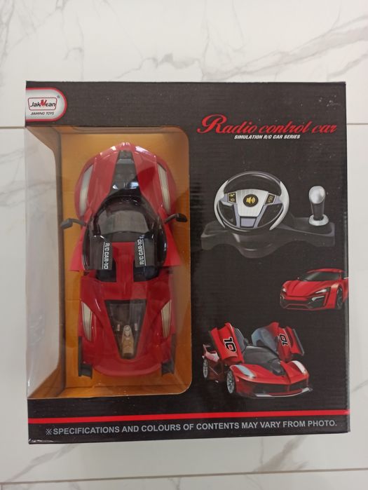 Състезателна кола на батерии и зарядно с волан и скоростен лост