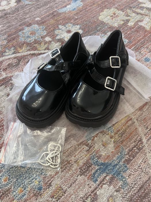 Продам школьные туфли