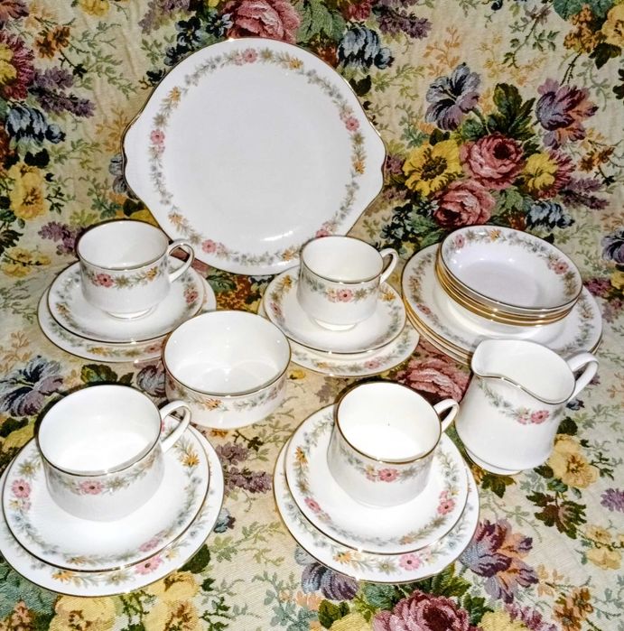 Сервиз за четирима английски костен порцелан от Royal Albert