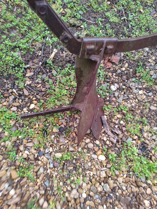 Стар метален плуг