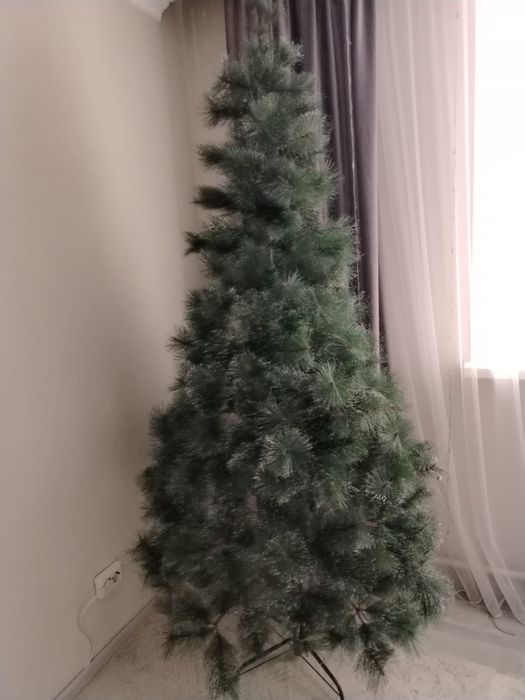 Продам  елку 2,1 м