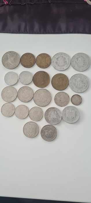 Vând diferite monede de colecție.