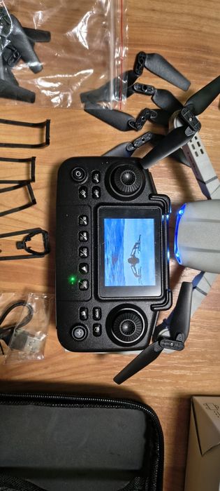 Drona cu telecomanda cu display