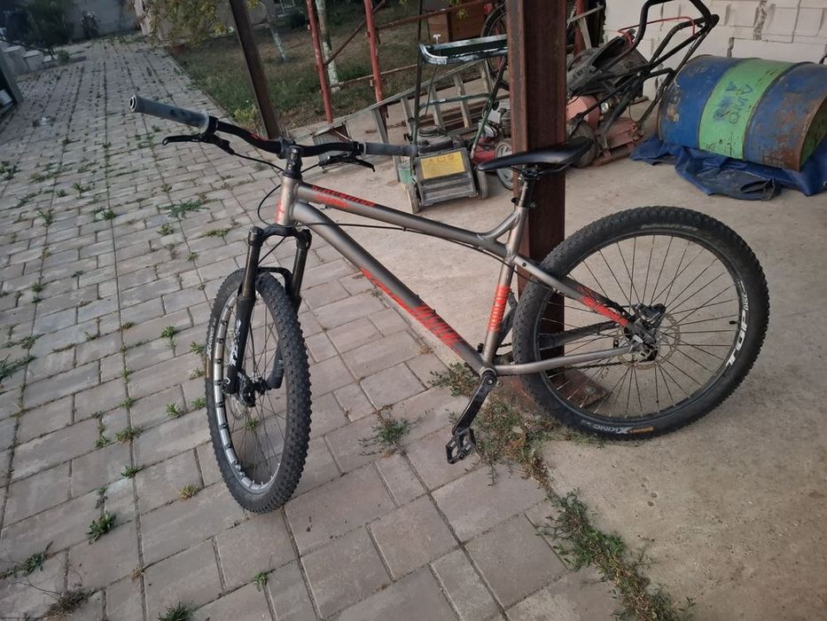 Bicicleta comencal el cammino 27.5 este modificata ca wheelie bike