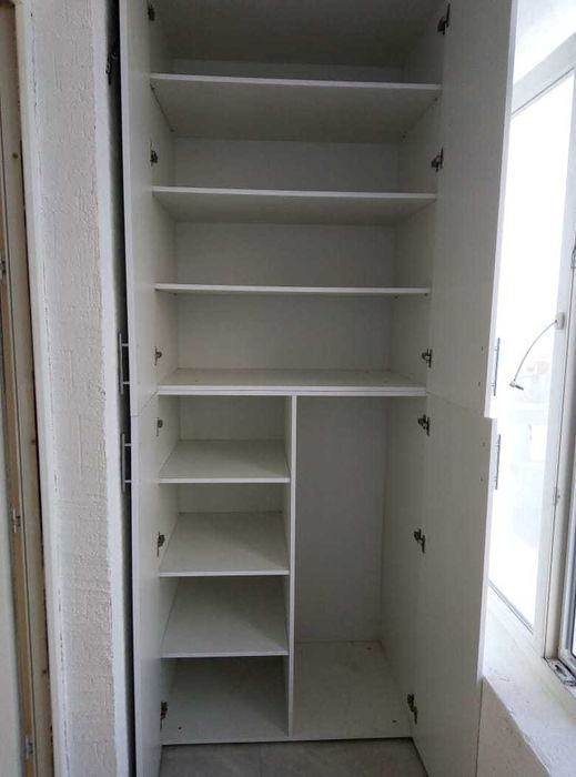 Полка, стеллаж балконға