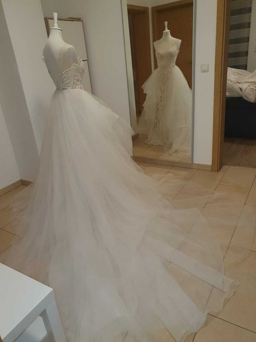 Vind rochie mireasa model deosebit  1100 lei