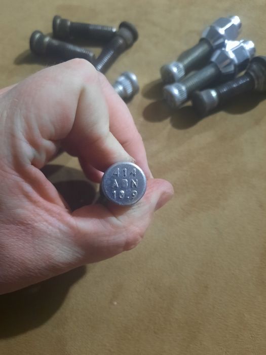 Набор шпилек на автомобиль