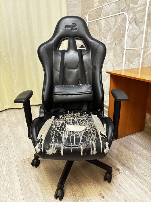 Стол письменный, стул игровой
