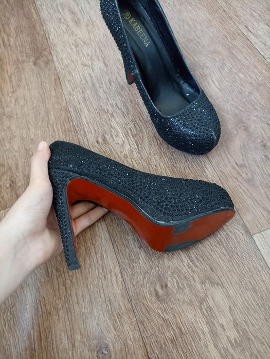 Блестящие черные туфли