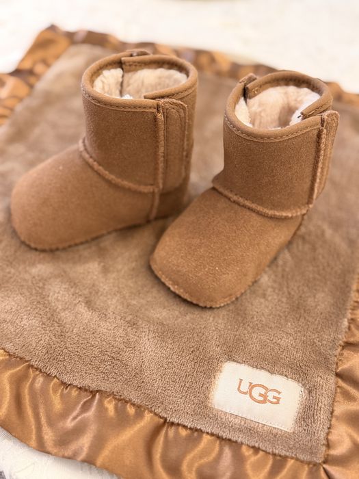 Бебешки боти UGG от естествена агнешка кожа