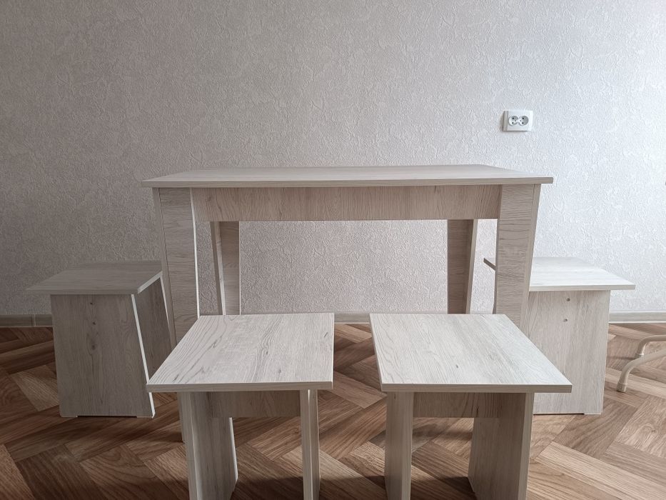 Стол кухонный с 4 табуретами