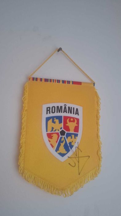 Fanion Romania semnat de Gheorghe Hagi cu dovada