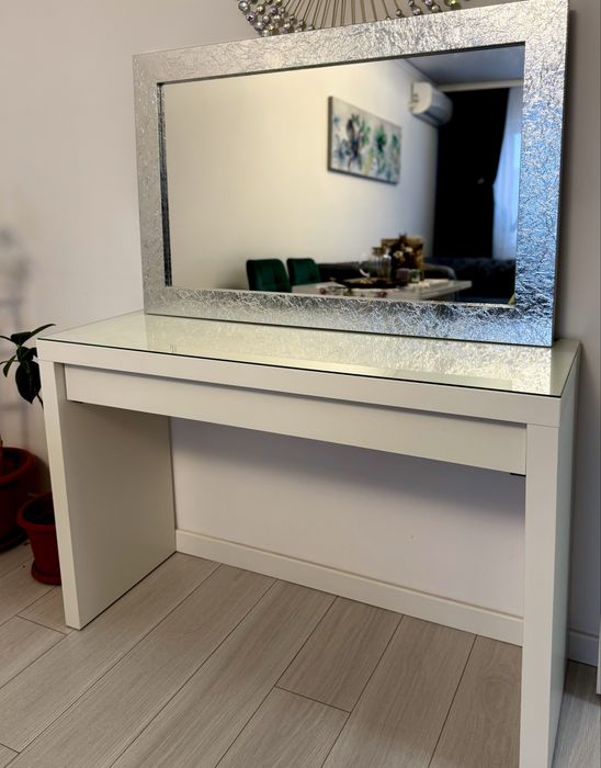 Masuta de machiaj cu oglinda