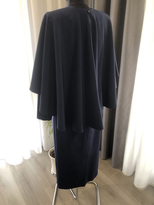 Rochie dreapta cu capă.