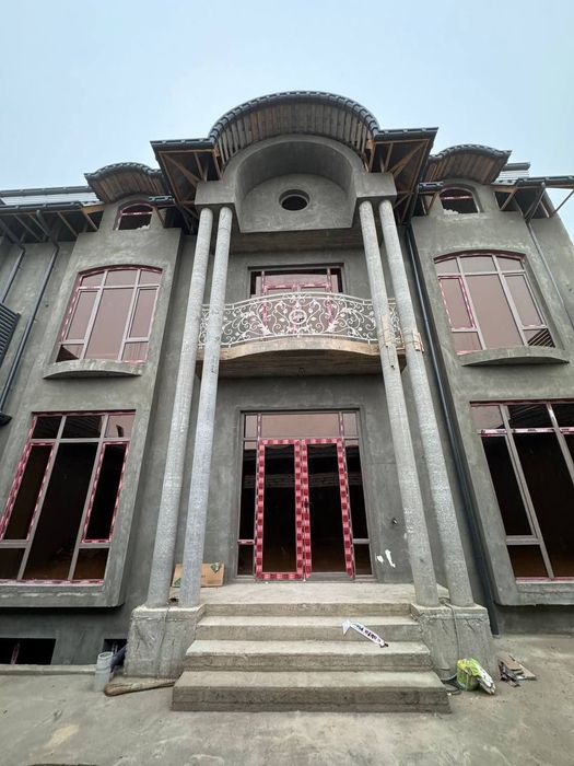 Toshmi postida 800 m kirganda 2.3 sotix 5 xona 80 % bitkan