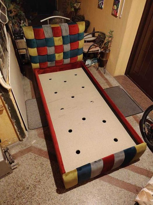 Pat de o persoana cu capat si margini tapitate