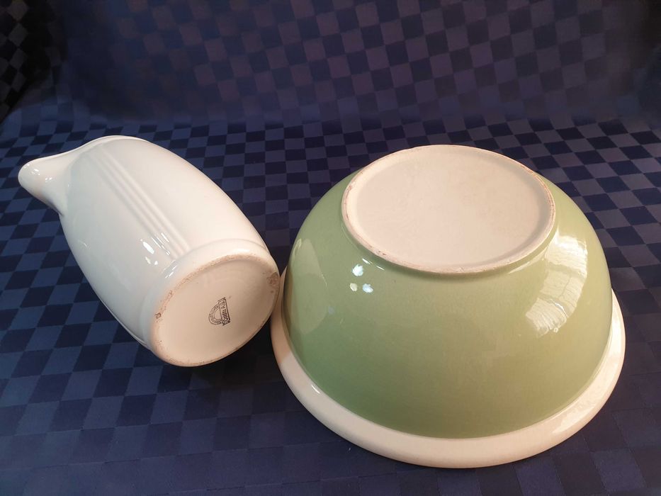 Порцеланов старинен голям санитарен комплект.и голяма порцеланова кана