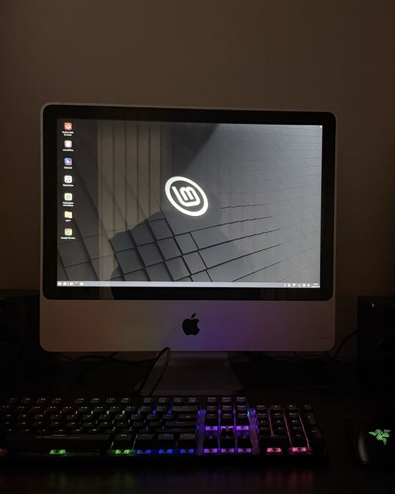 Apple iMac 24" Mid 2007 | 4 GB RAM | 320 GB HDD | Linux Mint | Напълно работещ