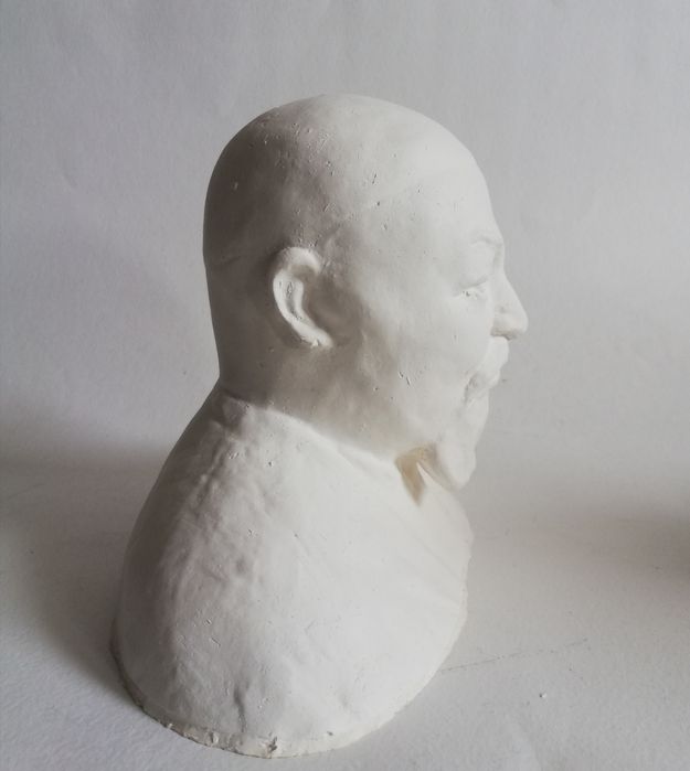 Бюст Абая. Из гипса.