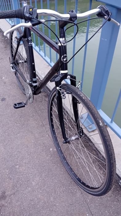 Bicicleta Giant cu roti pe 28