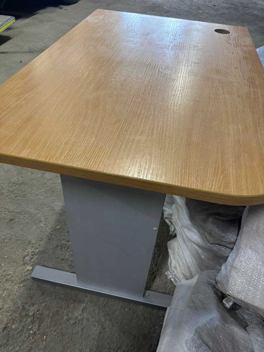 Бюро (с отвор за кабели или без)