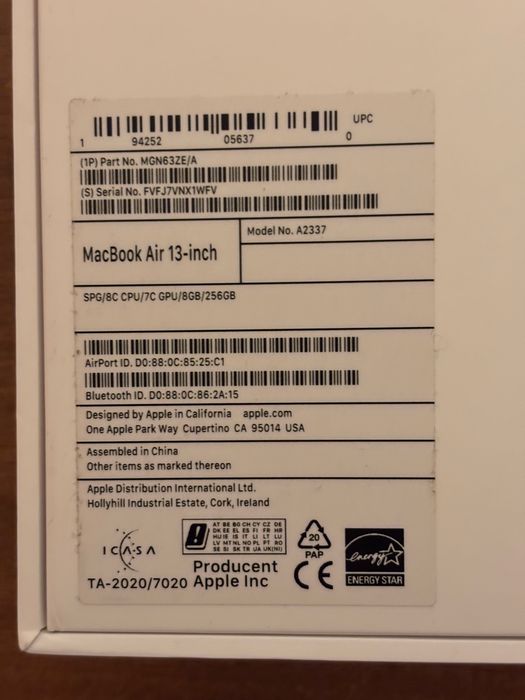 MacBook Air M1 2020, 8GB RAM, 256GB SSD + cutie + husă