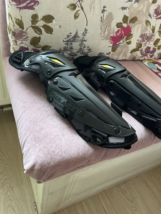 Мото яке, каска, наколенки, ръкавици