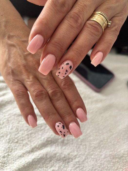 Unghii la doar 100 de lei