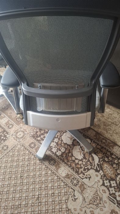 Ергономични офис столове "Knoll"-Life със регулираща лумбална опора.