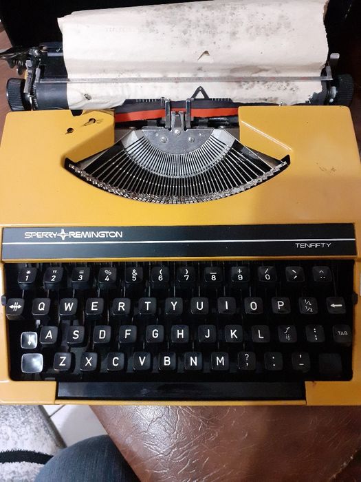 De vânzare mașină de scris veche