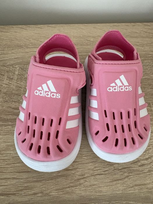 Сандали адидас слагани  само веднъж без никсква забележка