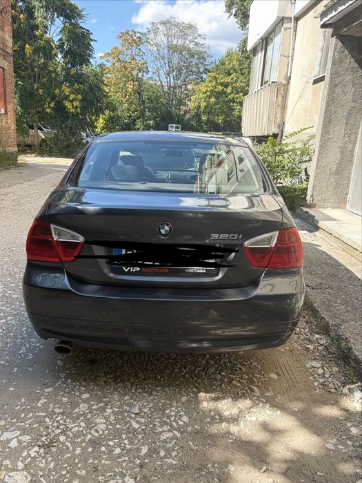BMW 320 E90 кола