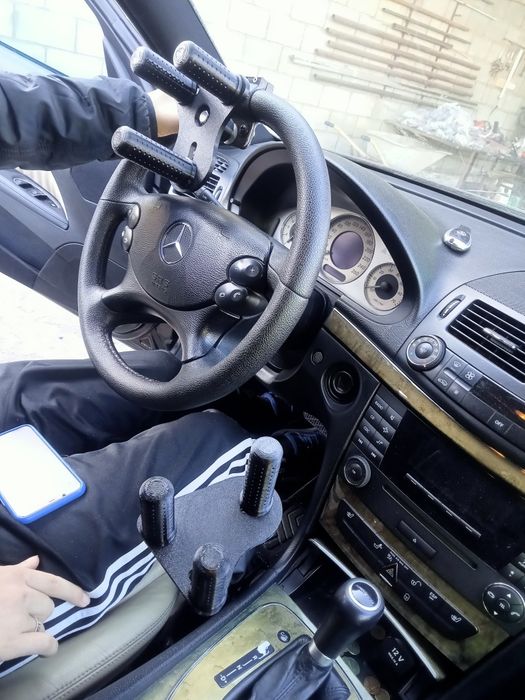 Ручное управления для инвалидов. Инвалид за рулем. Дцп. Водитель.