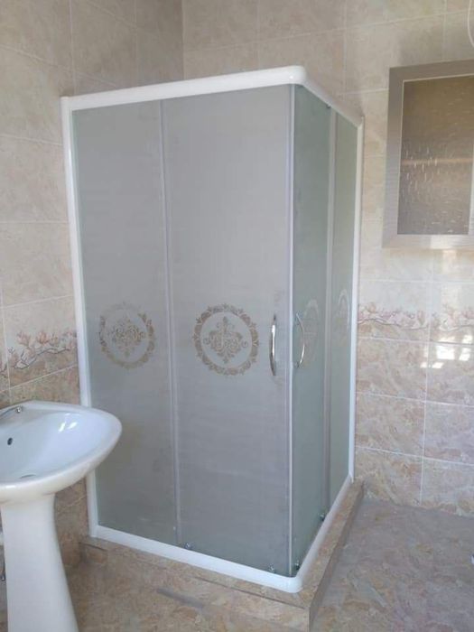 Стеклянные душевые кабины