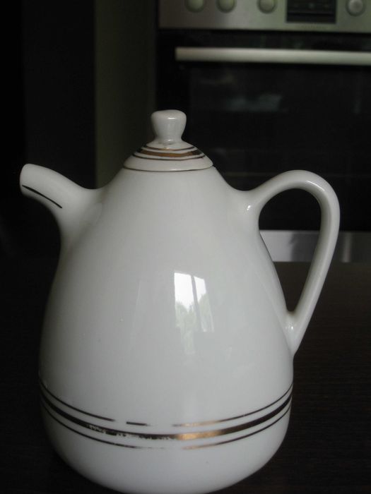 Не пълен  сервиз за подправки- СИП . Цена  78 лева Пращам по Еконт.