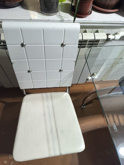 Стол стеклянный.