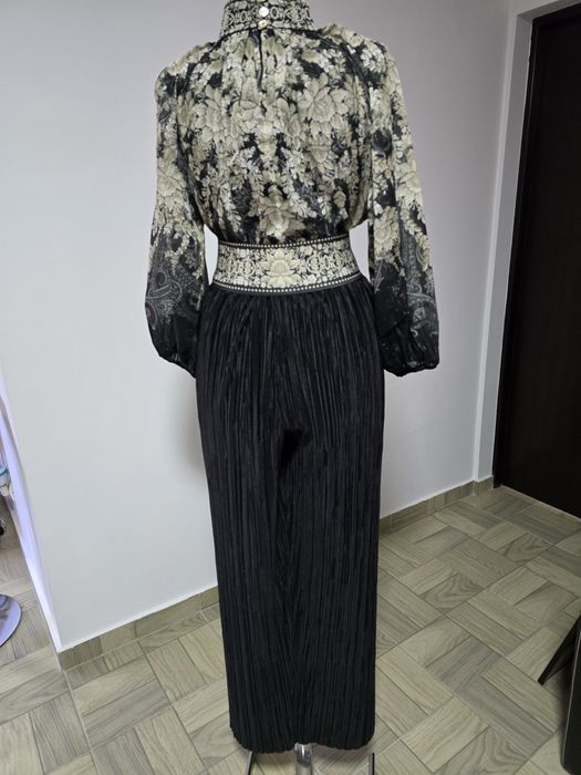 Pantaloni plisati din vascoza cu talie lata elastica,