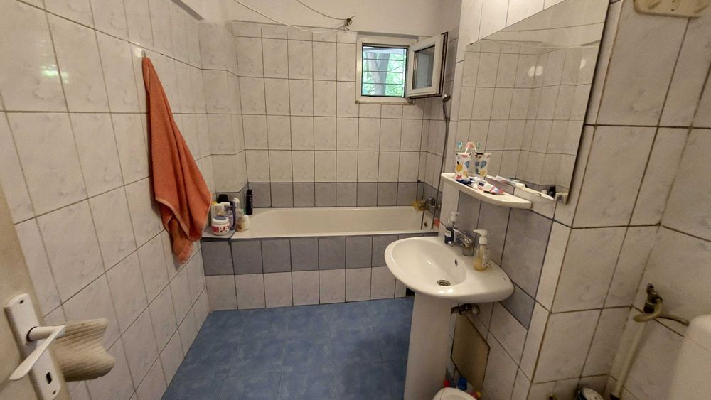 Închiriez o cameră într-un apartament cu 3 camere