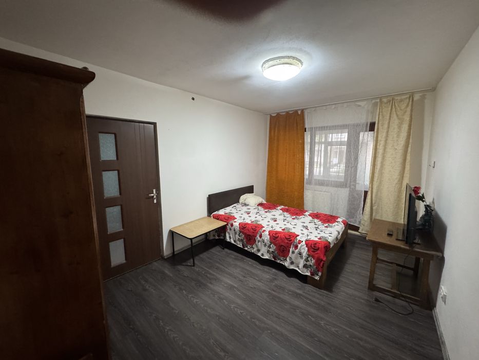 Inchiriez apartament cu 2 camere .