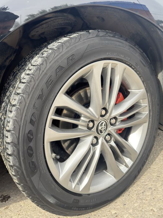 Продам шины на камри 50-55