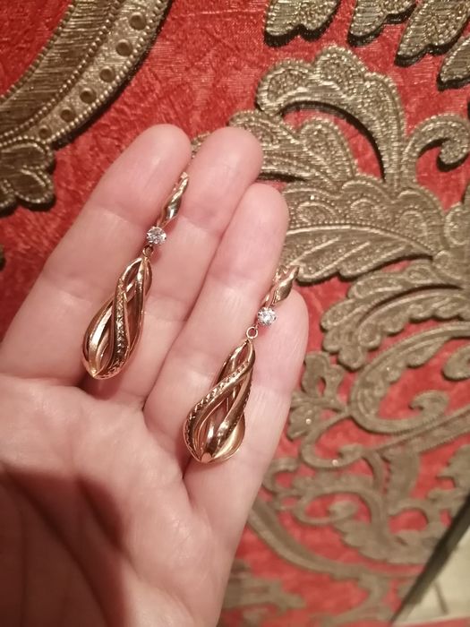 Продам золотые серьги