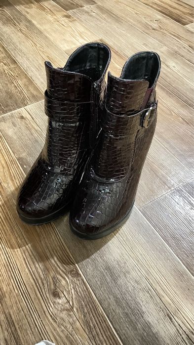 Осенние ботинки на высоком каблуке