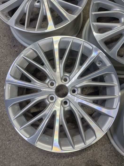 Камри 70 оригинал R18 комплект